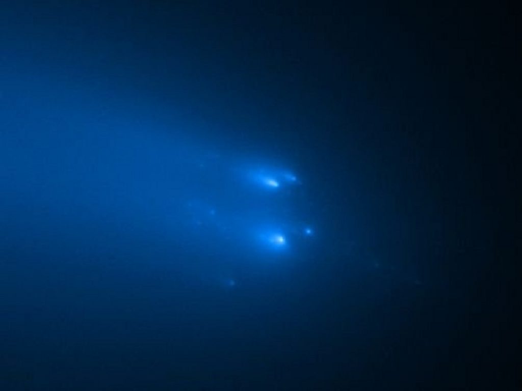La cometa ATLAS si frantuma: il telescopio spaziale Hubble ha identificato una trentina di frammenti tra il 20 e il 23 aprile