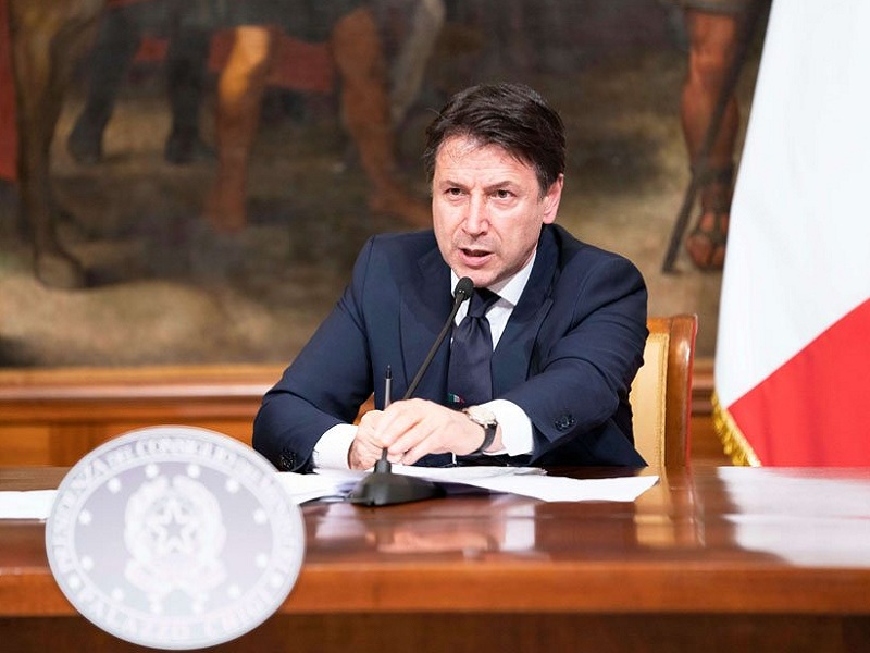 Palazzo Chigi smentisce i dubbi sulla salute di Conte: “Sta bene, negativo al tampone. Il premier da qualche anno ha una sofferenza alle corde vocali”