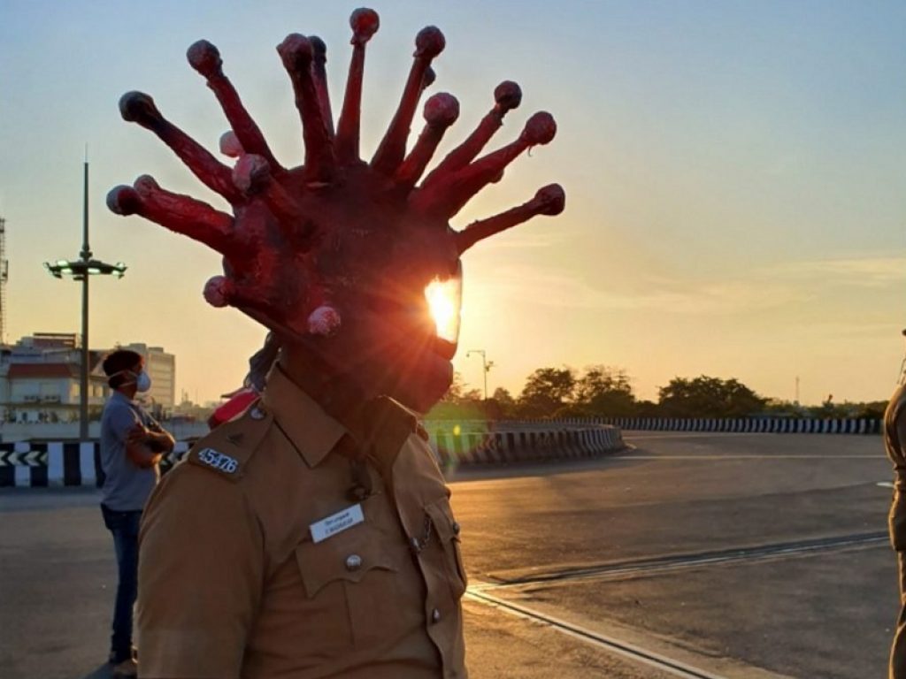 India: poliziotto indossa casco a forma di Coronavirus