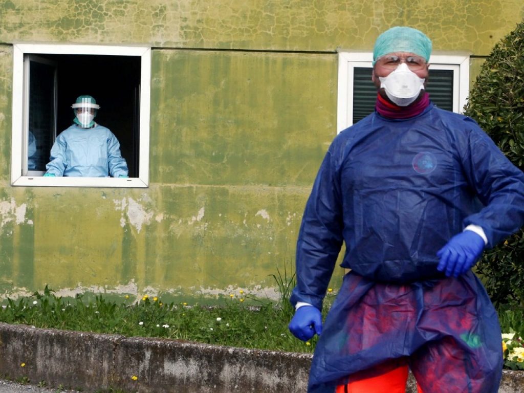 Emergenza Covid, oltre 31mila nuovi positivi con 215mila tamponi, le vittime sono 199. Brusaferro: "Rt sopra l’1,7 e scenario 4 in undici regioni"