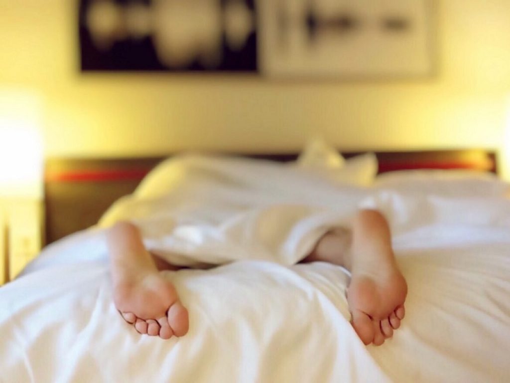 La posizione del sonno può dare importanti informazioni sulla nostra relazione di coppia: dal cucchiaio all'abbraccio delle gambe, ecco il significato