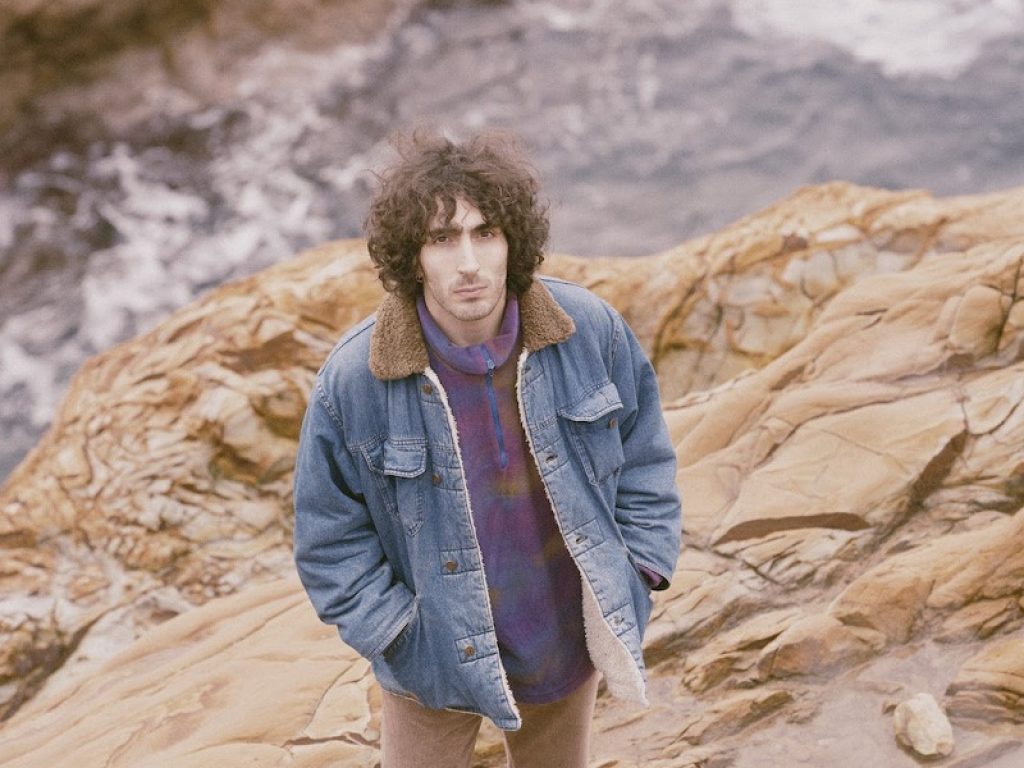 Online solo su YouTube un nuovo brano di Gionata, cantautore toscano di stanza a Milano. Un progetto a metà strada fra musica e gaming