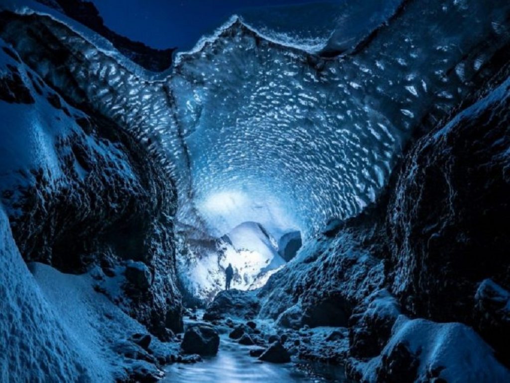 Dalla porta dell'inferno alla foresta storta, dal lago Natron alle cascate di sangue: ecco gli 8 luoghi più strani e affascinanti del Pianeta Terra