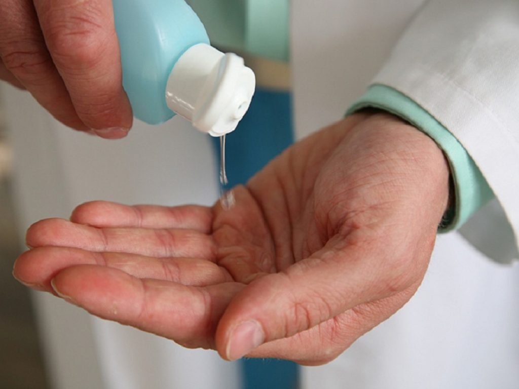 Disinfettanti, l'Agenzia europea ECHA dà il via libera alla produzione in deroga: l'obiettivo è mantenere costanti le forniture