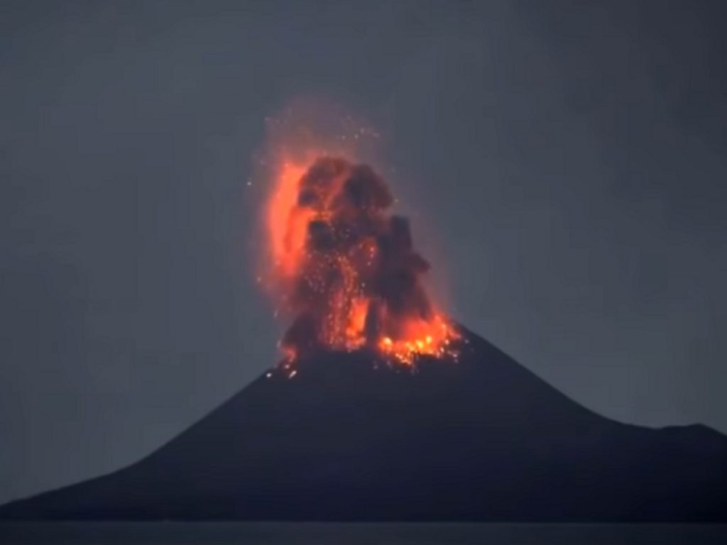 Indonesia, le immagini impressionanti dell’eruzione del vulcano Anak Krakatoa