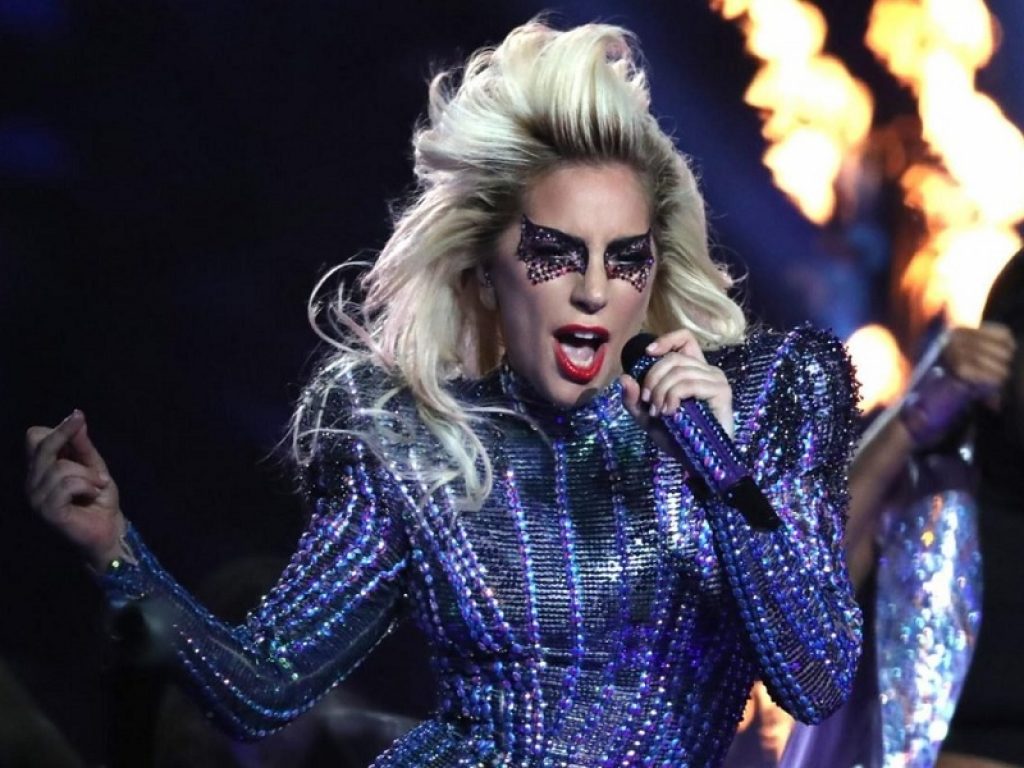 Lady Gaga dominatrice assoluta degli Mtv Video Music Awards 2020. A The Weeknd, che ricorda Jacob Blake, il premio per il Video of the year