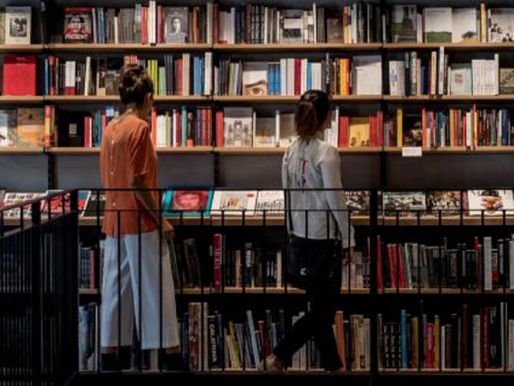 Dal 14 aprile riaprono librerie, cartolerie e negozi per bambini: tutte le attività e i servizi alla persona aperti da martedì secondo il nuovo Dpcm