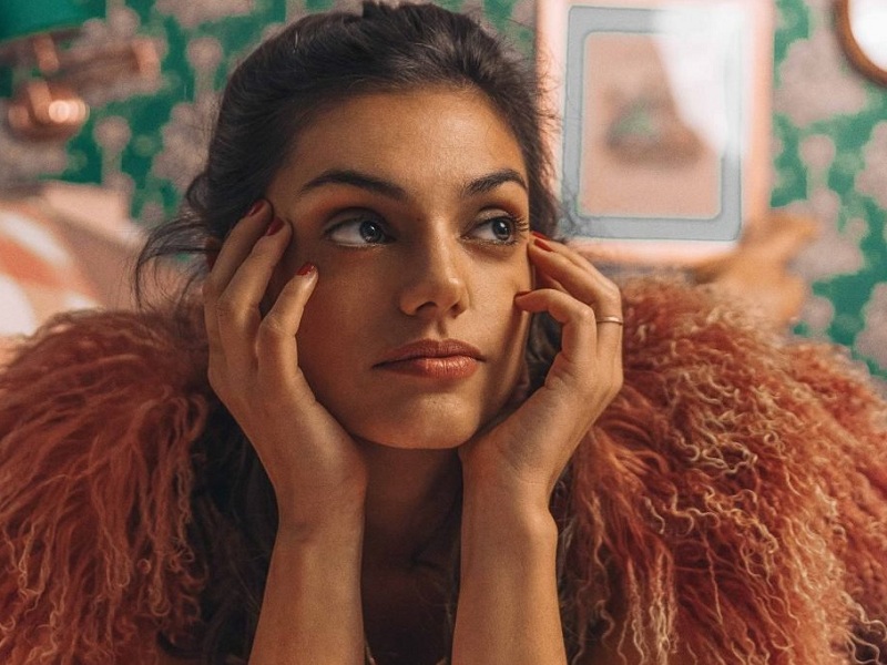 I fan di Emis Killa contro Margherita Vicario: un commento della cantante sul brano "Sparami" scatena gli insulti