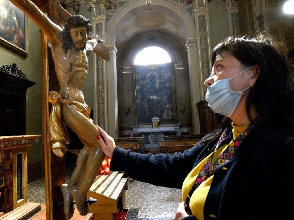 Niente Messa, vescovi infuriati: Conte corre ai ripari