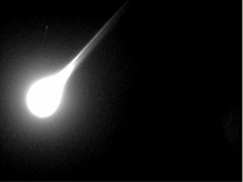 Il video della grande meteora esplosa sopra ai cieli del Perù: il bolide è rimasto visibile per circa 20 secondi