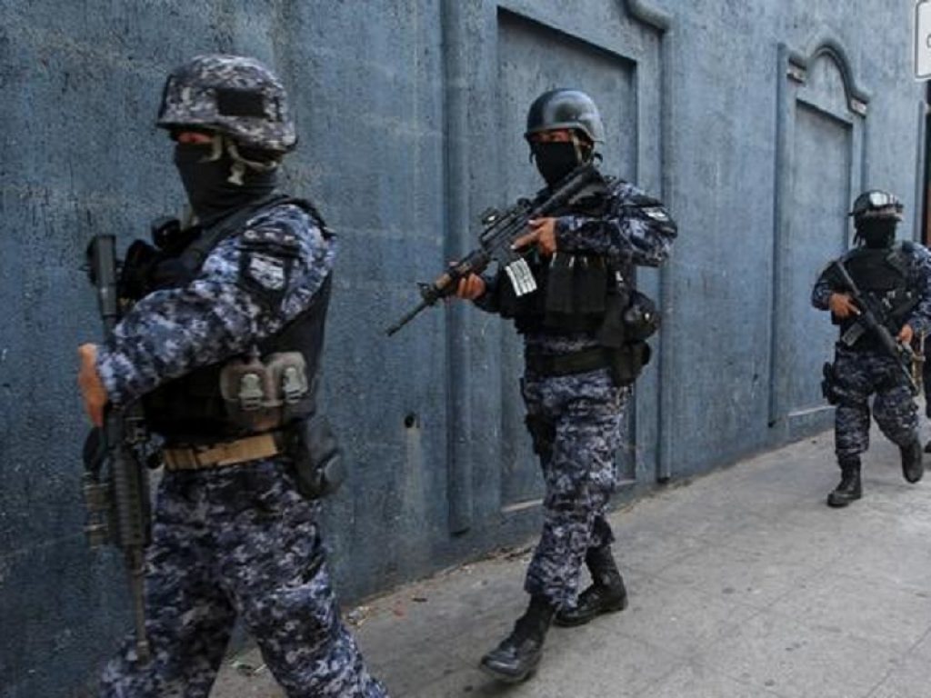 El Salvador, autorizzata “forza letale” della Polizia contro le bande criminali
