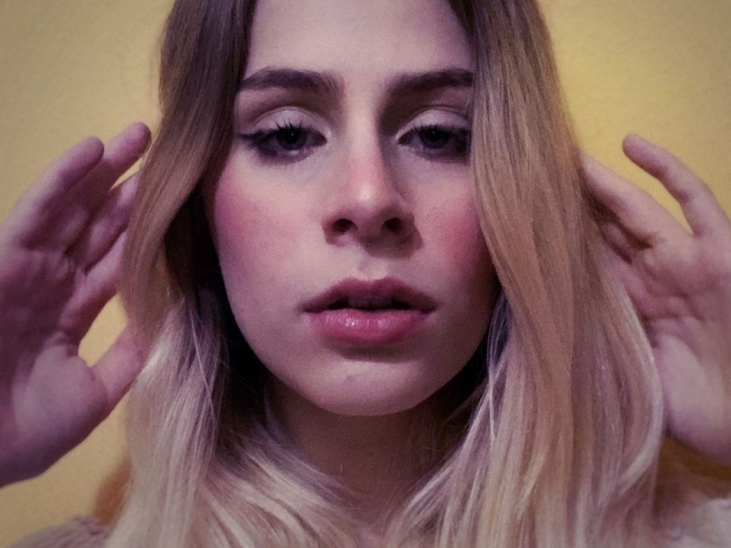 Noi adolescenti, timidi e insicuri: Benedetta Raina racconta il suo primo EP “Frammenti”, fuori per Noize Hills Records