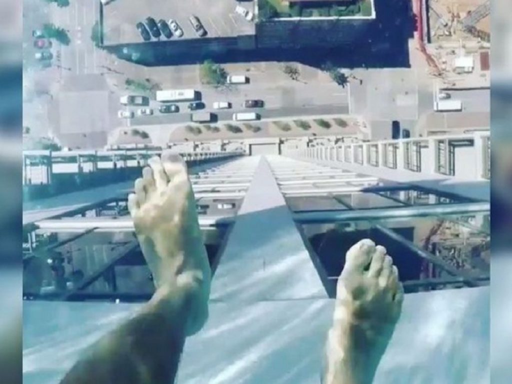 Sky Pool, la piscina da brivido sospesa nel vuoto