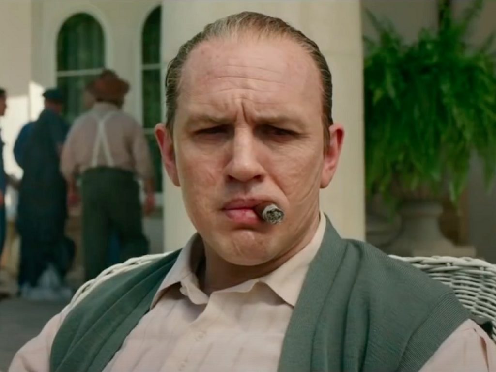 Tom Hardy si trasforma ed è irriconoscibile nei panni di Al Capone nel trailer del biopic rilasciato da Josh Trank su Twitter