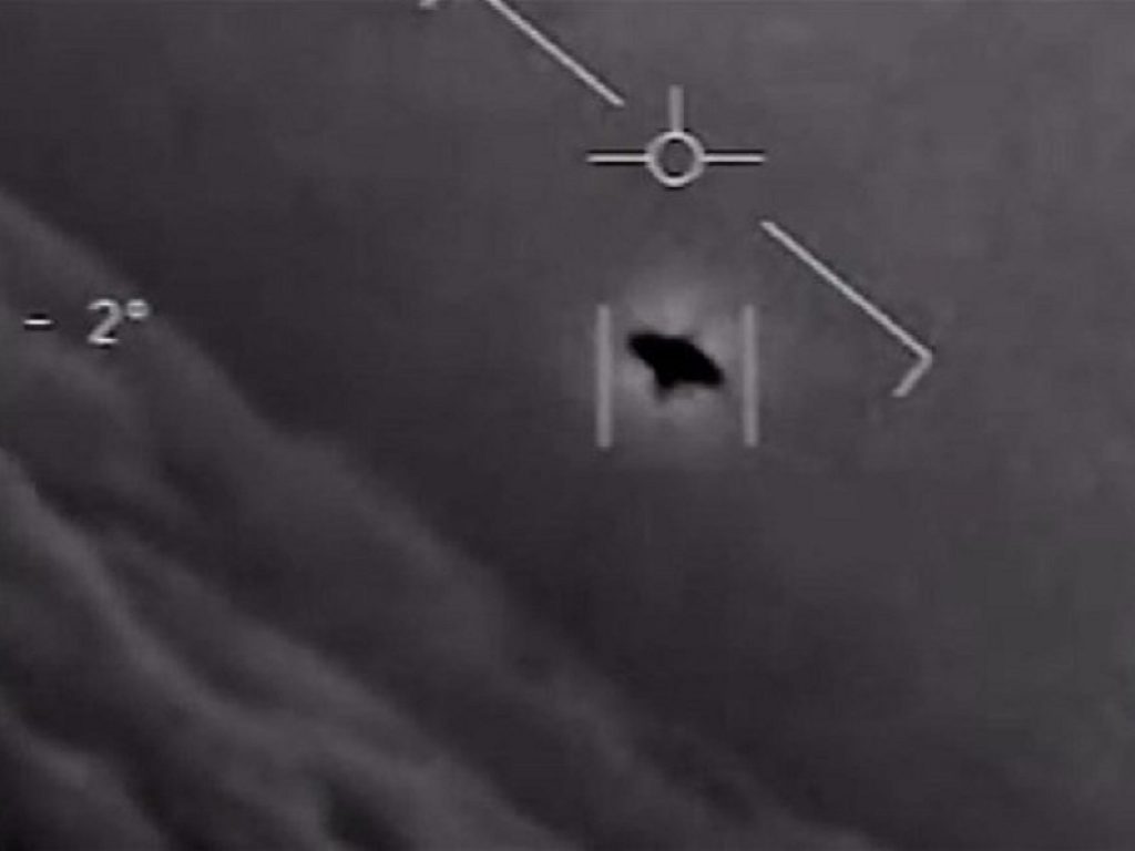 UFO, il Pentagono rilascia 3 video di oggetti volanti non identificati: i filmati sono stati realizzati dai piloti della marina militare americana
