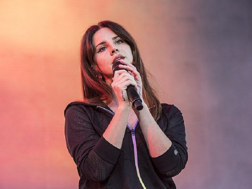 Sarà disponibile dal primo giugno sulle piattaforme digitali “Rock candy sweet”: il nuovo album di Lana Del Rey tratta il tema dell’appropriazione culturale