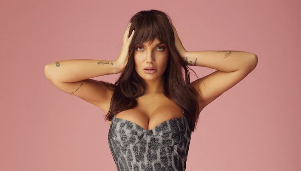 Elettra Lamborghini torna allo spagnolo con il nuovo singolo Hola Kitty: l'artista torna sulla scena musicale con una sorta di ipnotico richiamo animale