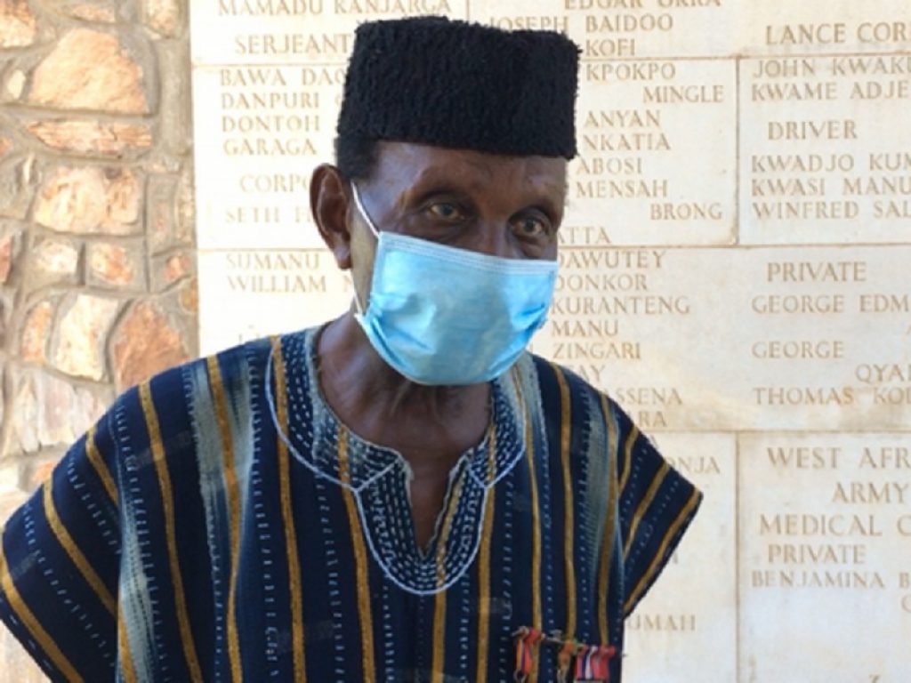 In Ghana veterano di guerra 95enne fa il giro di Accra per donare mascherine: Joseph Hammond ha percorso 20 chilometri in 7 giorni 