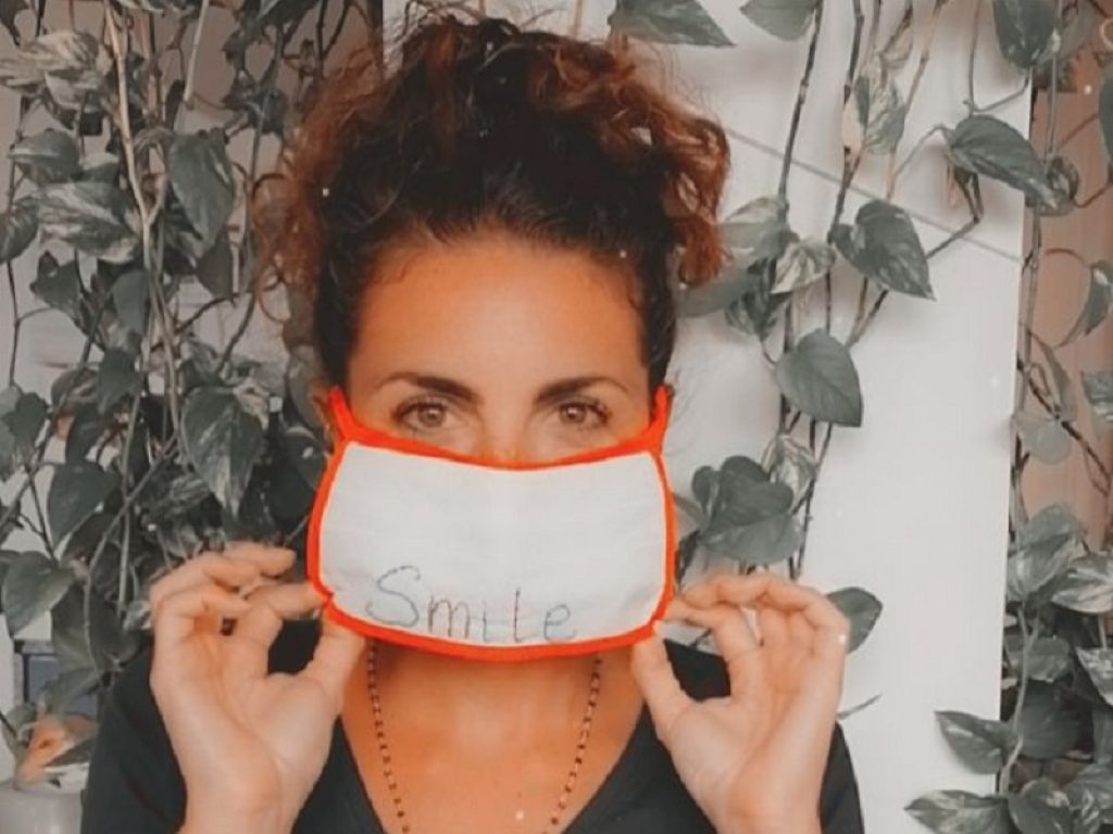 Donne vittima di violenza ospitate da Fondazione Somaschi Onlus in una casa protetta di Milano ricamano mascherine per i senzatetto del Drop-in