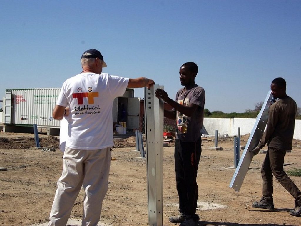 Elettrici senza frontiere porta luce e diritti in Africa