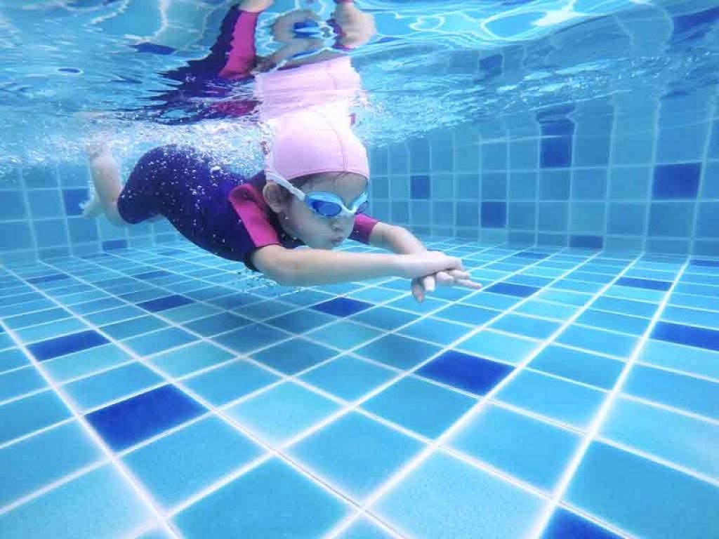 Fase 2 e sport, l’esperto rassicura: “Il cloro della piscina evita il contagio con il virus ma in acqua mantenere la distanza”