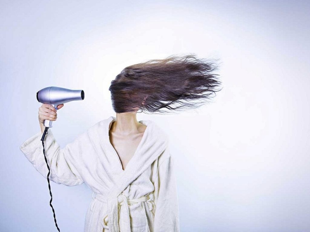 Come curare i capelli anche senza il nostro parrucchiere: AIDECO fornisce alcuni consigli utili per la cura della propria chioma, senza danneggiarla