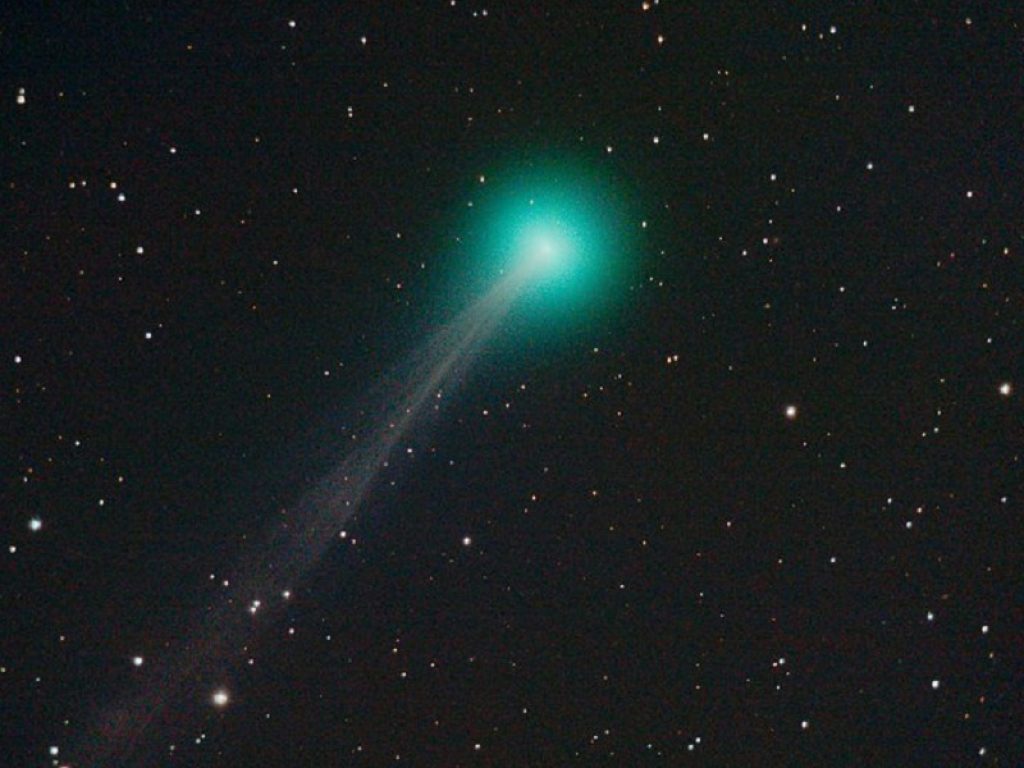 Il carbonio rivela l’età delle comete: astrofisici hanno analizzato la composizione delle particelle di polvere della chioma e della coda della cometa Atlas