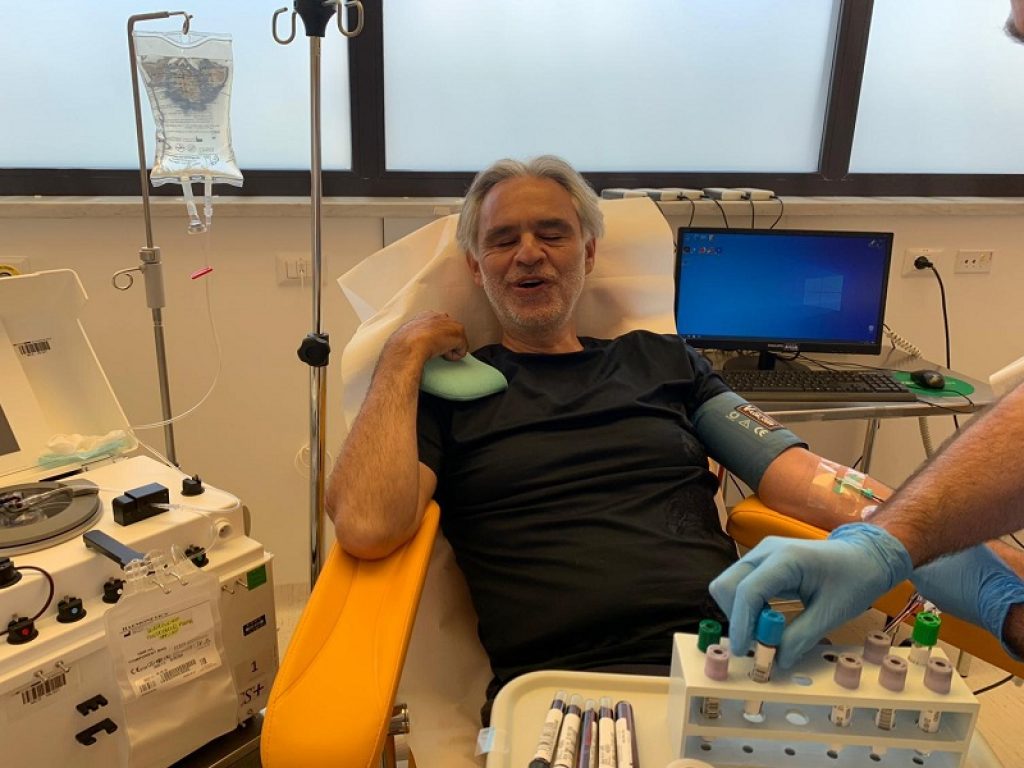 Il tenore Andrea Bocelli guarito dal nuovo Coronavirus dona il plasma iperimmune all'Ospedale di Cisanello di Pisa: ha raccontato i giorni colpito dal Covid-19