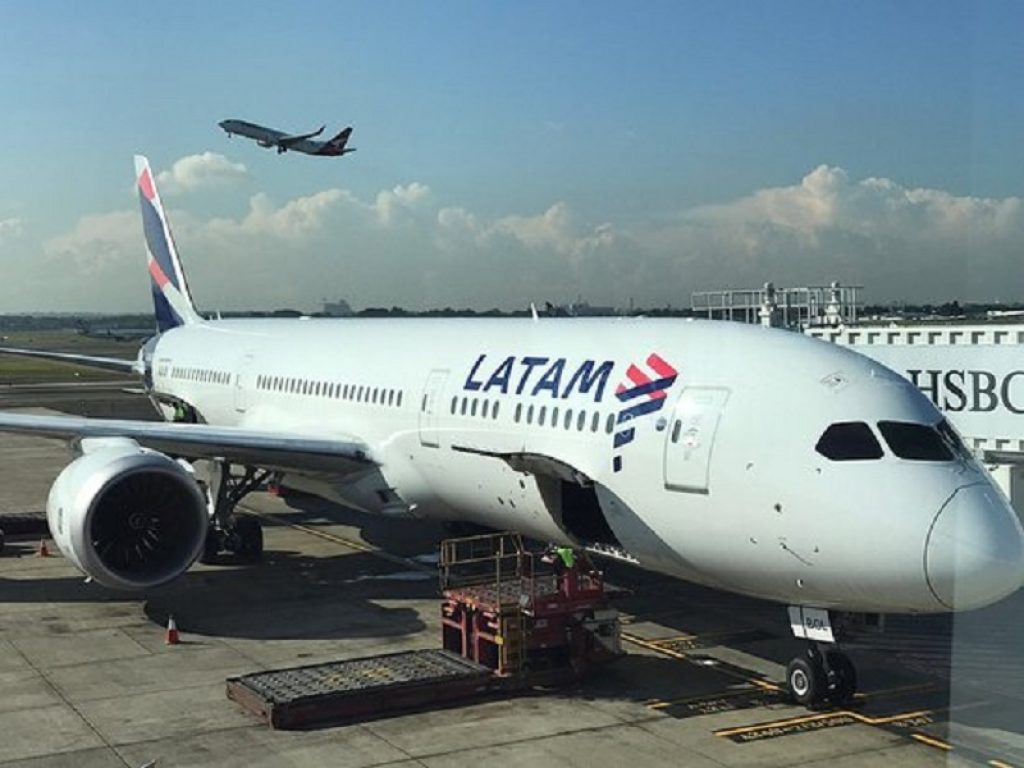 LATAM annuncia l'uso obbligatorio delle mascherine su tutti i suoi voli: il Gruppo rafforza le misure di sicurezza già in atto per i clienti