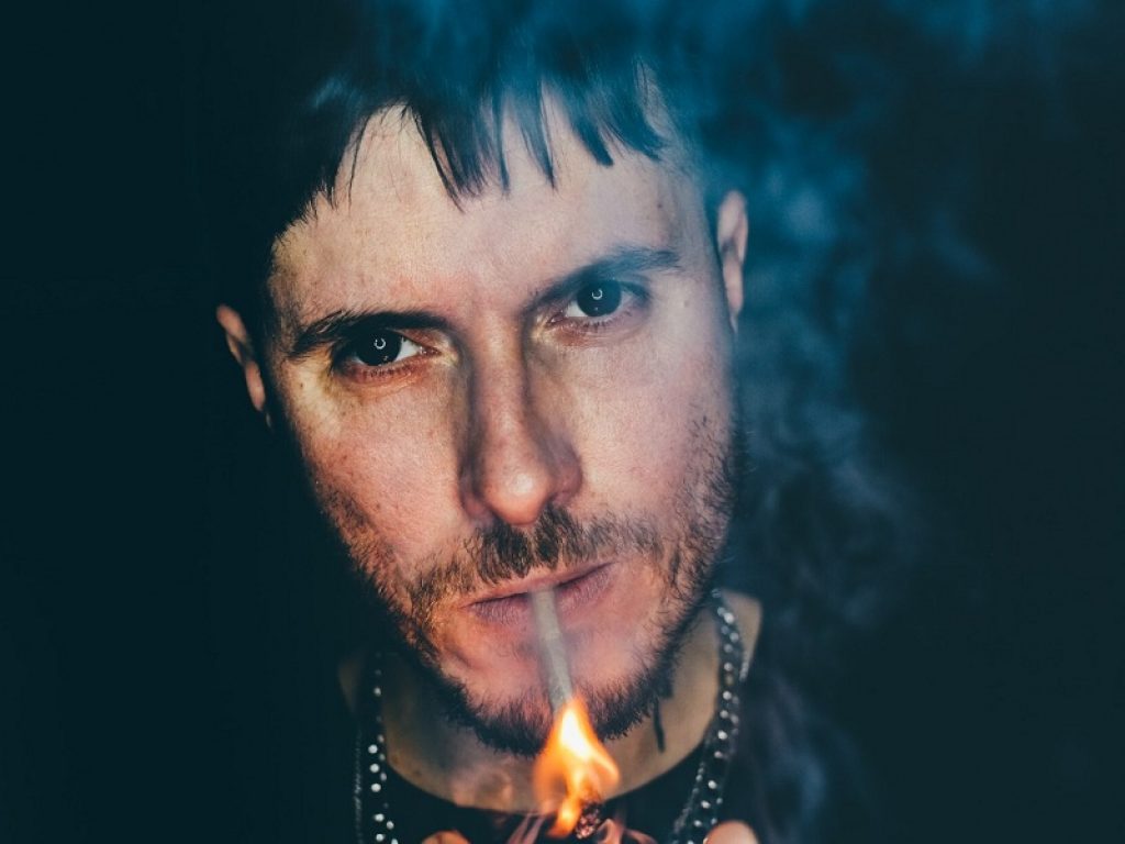 L’Elfo Luca Trischitta racconta il suo nuovo singolo