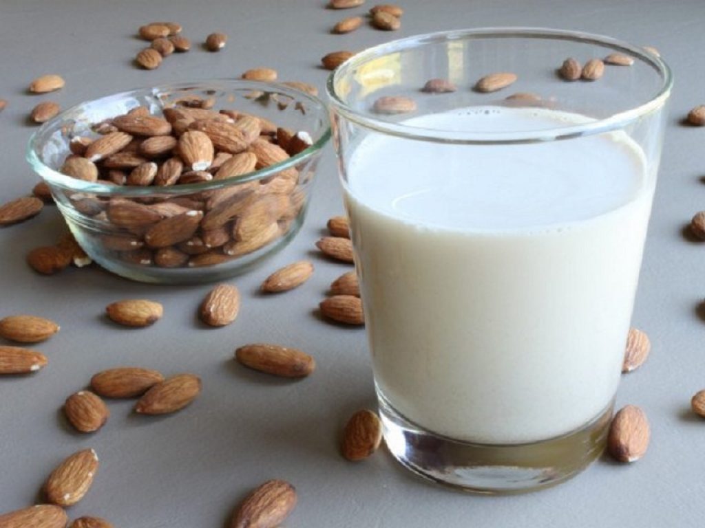 Il latte di mandorle ha poche calorie e grassi ma scarseggia anche in proteine: per una corretta alimentazione è bene integrare questi nutrienti