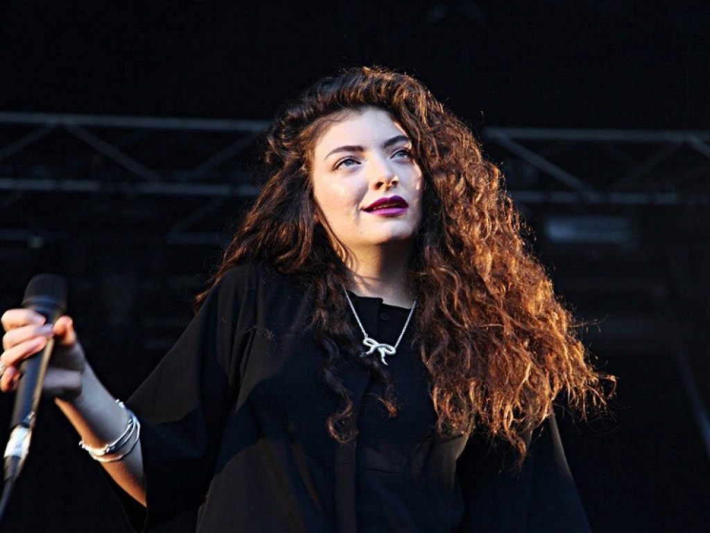 Lorde annuncia un disco che “farà scuotere i capelli”. I fan in delirio su Twitter. L'artista è tornata in studio di registrazione lo scorso dicembre