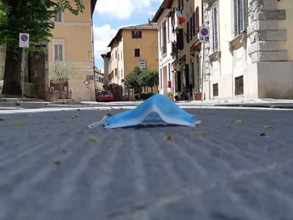 Mascherine monouso, è allarme inquinamento. Malinconico, direttore IPCB-CNR: “Conferirle in sicurezza nei termovalorizzatori”