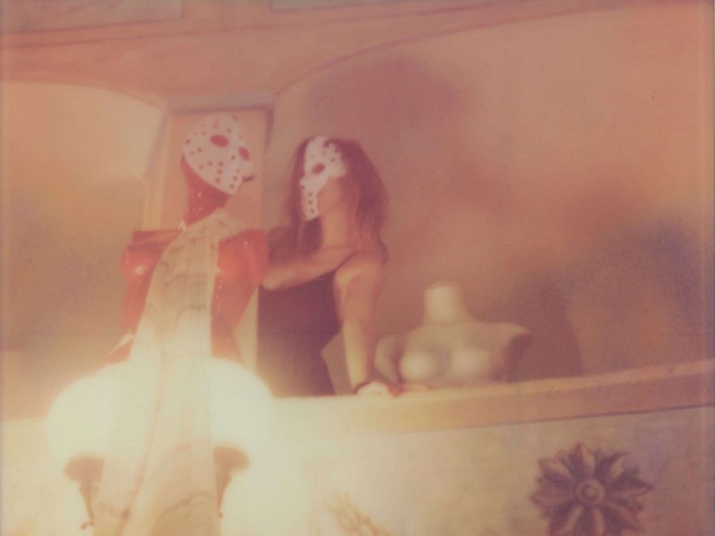 "Siamo manichini pilotati": il 26 giugno a Parigi la mostra sull’identità di Fae A. Djeraba. Le foto, scattate con polaroid, sono tutte ambientate a Finale Ligure