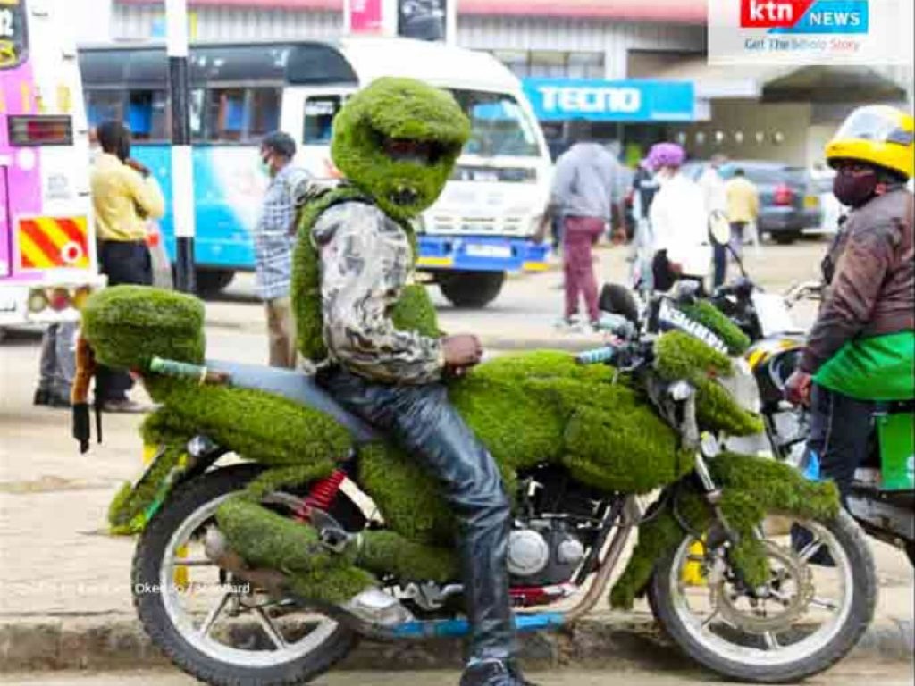 Woria, in Kenya il motociclista che sembra una siepe