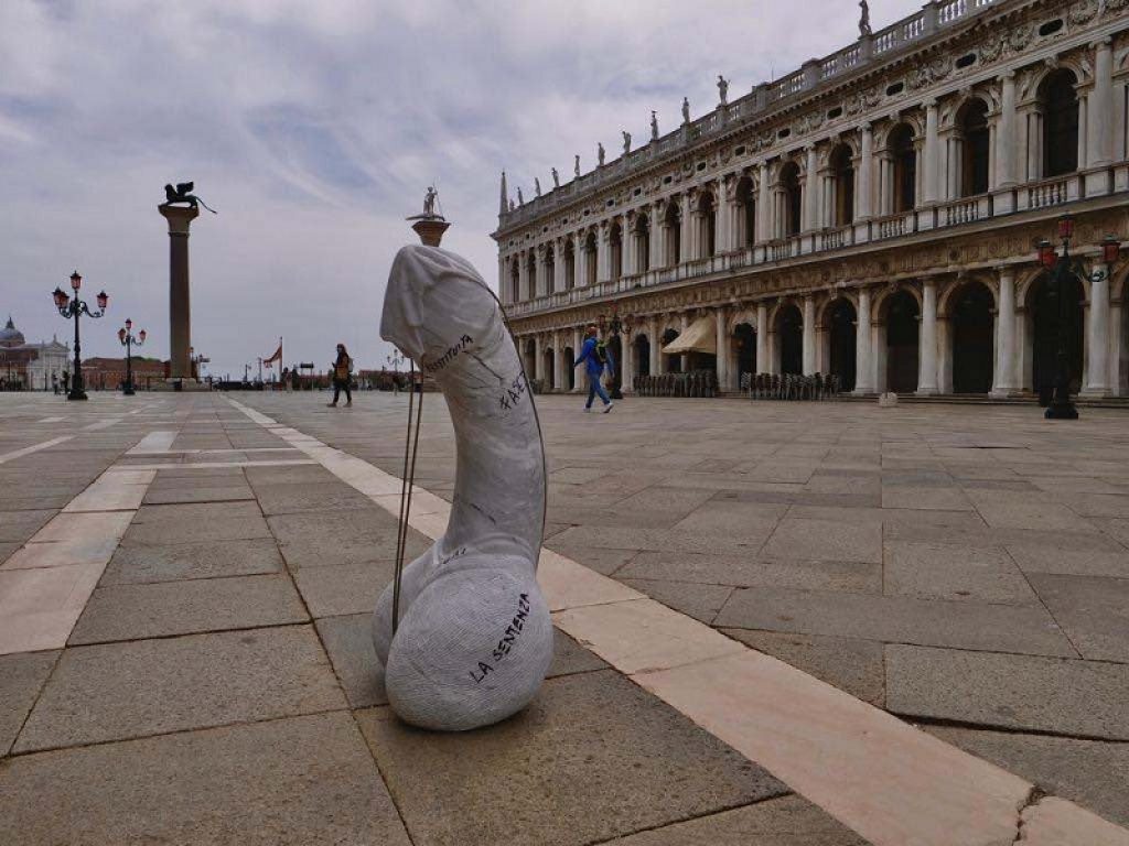 Pene di marmo in piazza a Venezia: parla l'artista
