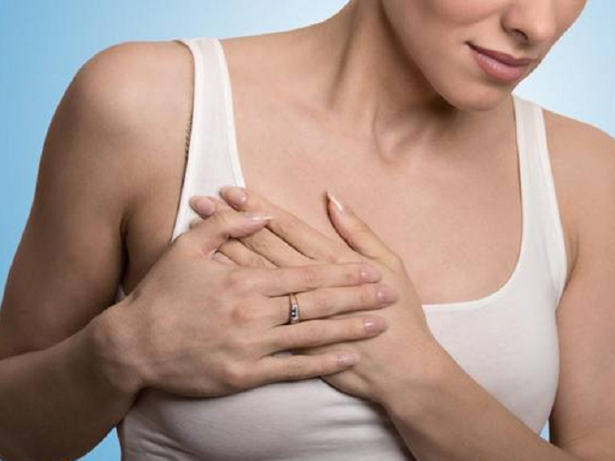 Груди болят при климаксе у женщин. Болит правая грудь. Женская область груди.