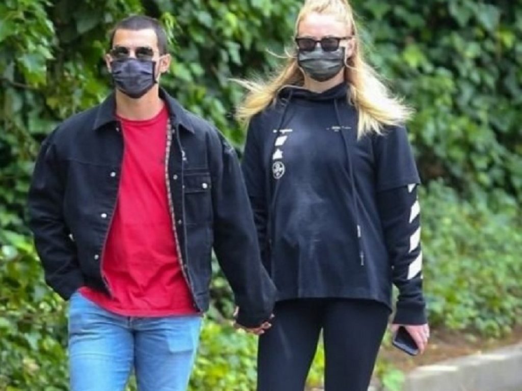 Sophie Turner è incinta: le foto confermano