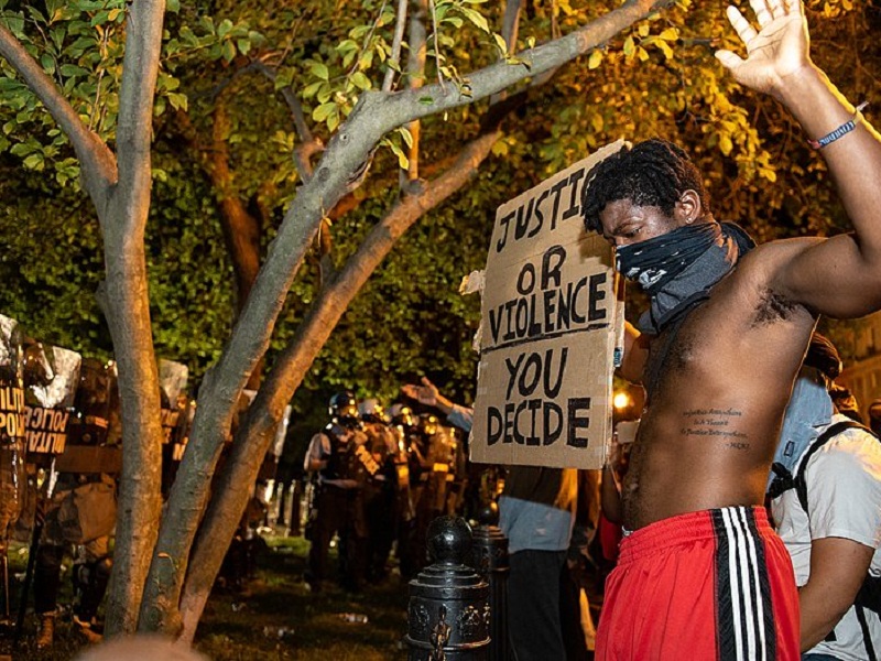 Rivolte negli Stati Uniti: Casa Bianca sotto assedio