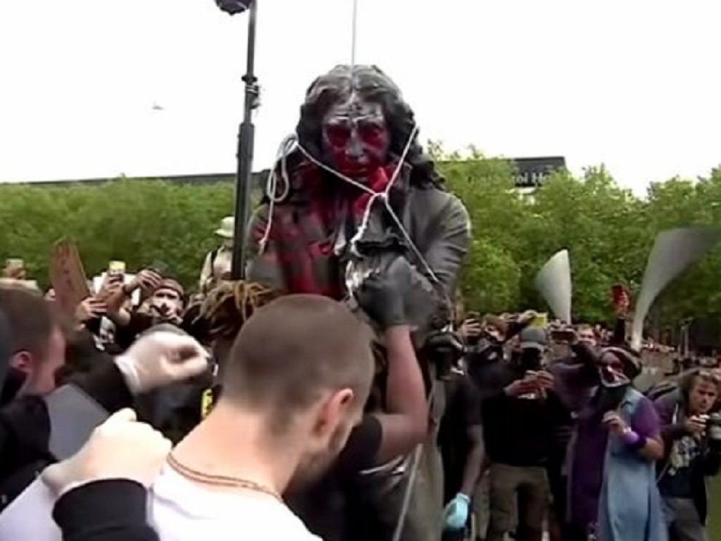 Bristol, manifestanti del "Black Lives Matter" abbattono la statua di Edward Colston. Ecco chi era e perché è finito nel mirino dei rivoltosi