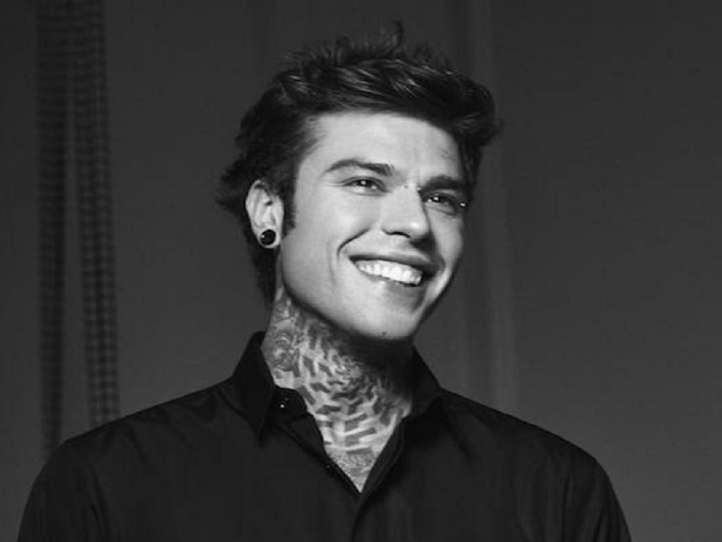 Fedez ha regalato mille euro a cinque sconosciuti in difficoltà a Milano ma in Lamborghini: è polemica sul rapper
