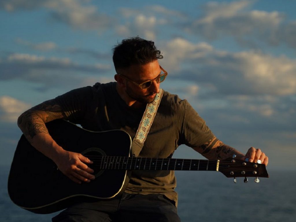 Leone in radio con Sabbia bianca, cuore e birra