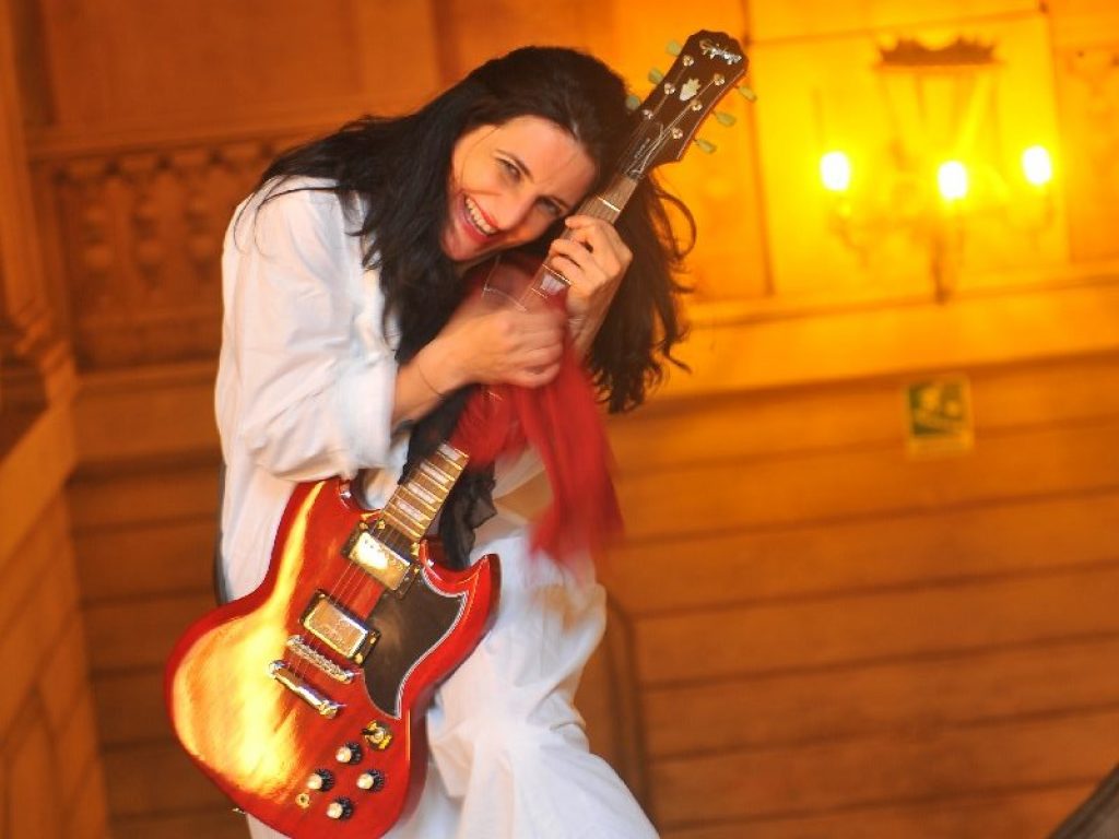 Pia Tuccitto in radio con "Com'è bello il mio amore"