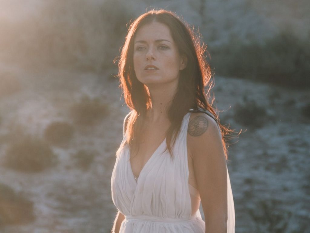 È online il videoclip di "A piedi scalzi sulla neve", il nuovo singolo di Renza Castelli: il brano è attualmente in rotazione radiofonica