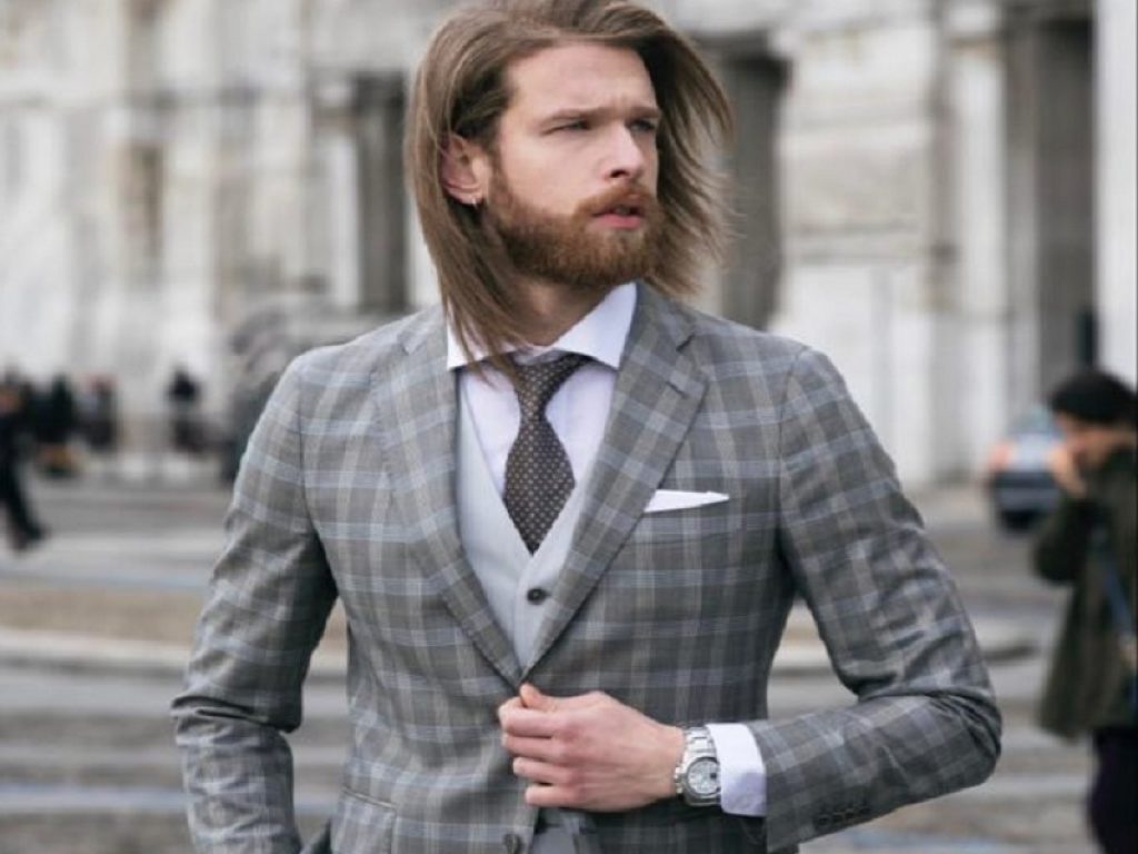 “Fences”, il fashion film contro le discriminazioni diretto dal modello Simone D’Angelo: una riflessione sulla società contemporanea e un invito al cambiamento