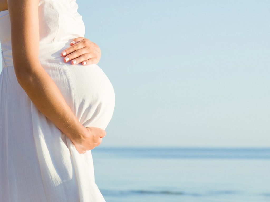Al sole in gravidanza: idratazione al primo posto