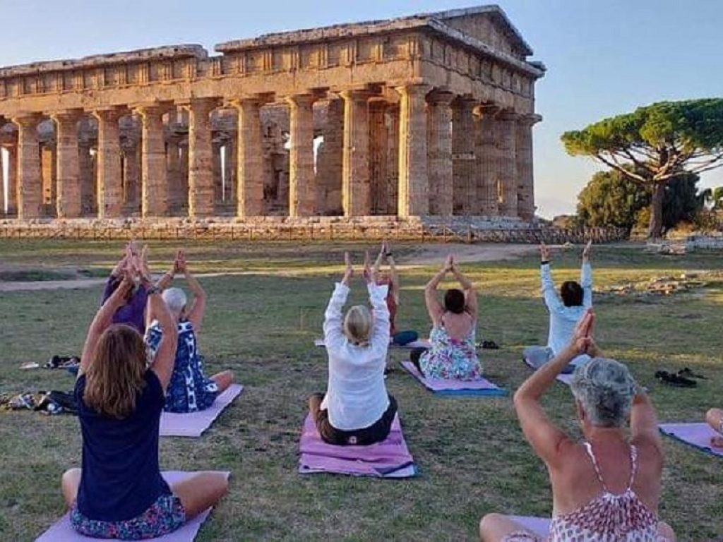 Torna lo yoga nell'area archeologica di Paestum organizzato dall’associazione Madhava con il Parco Archeologico: ci saranno due lezioni a settimana