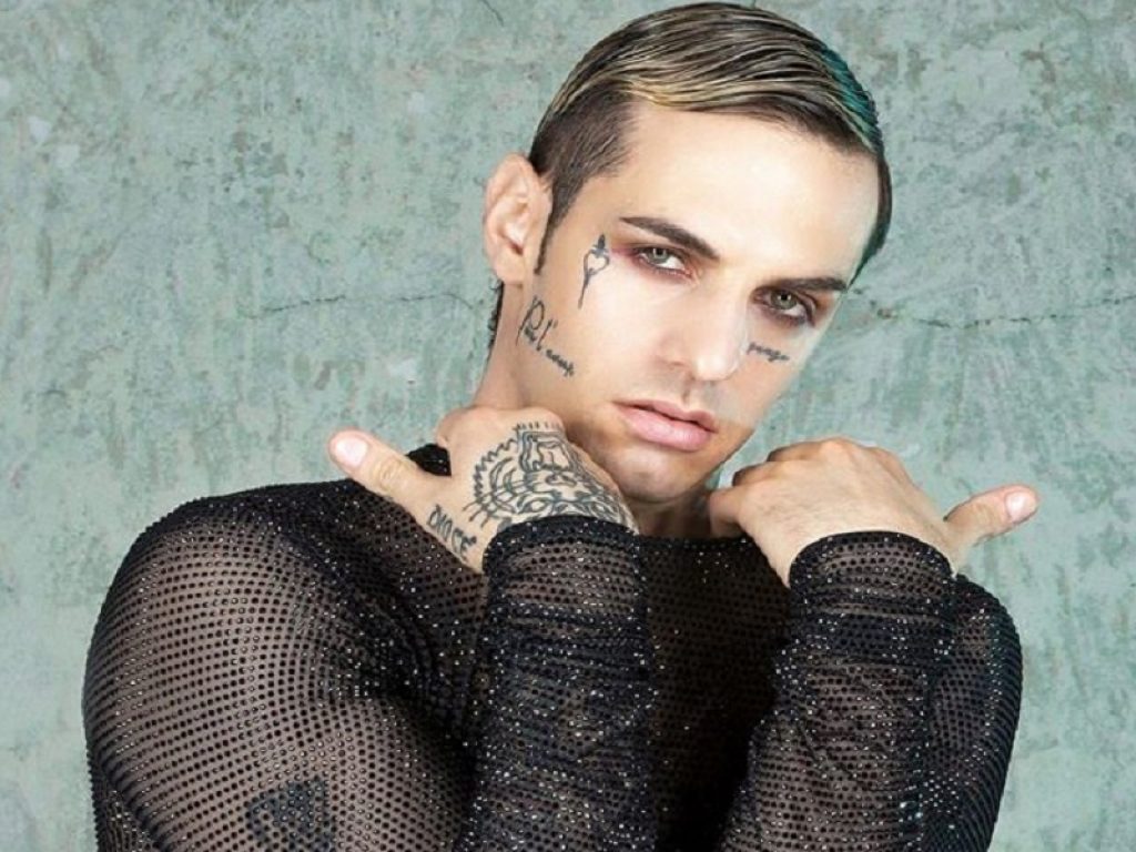 Achille Lauro Superstar - Electric Orchestra tour si arricchisce di 3 nuovi palchi per l'estate 2022: i nuovi concerti a Bellinzona, Roccella Ionica e Lecce