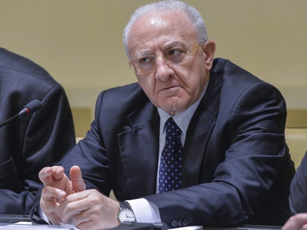 De Luca si vaccina contro il Covid, è pioggia di critiche. De Magistris: "Indegno abuso di potere da parte del governatore della Campania"