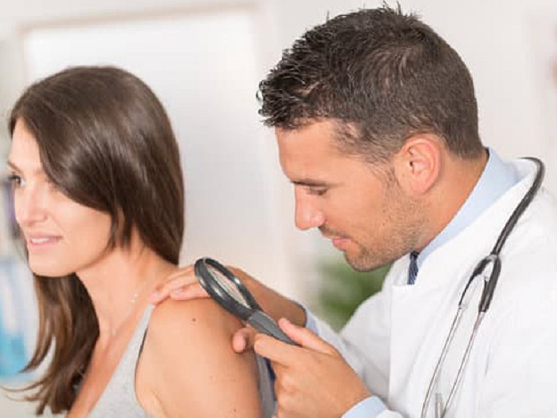 I tumori della pelle sono raddoppiati negli ultimi 20 anni: la prevenzione passa da un’esposizione limitata al sole e dall’uso costante di filtri solari